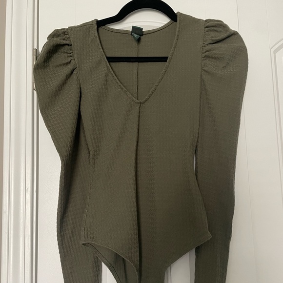 SOLD: Green long sleeve bodysuit! - Picture 2 of 3